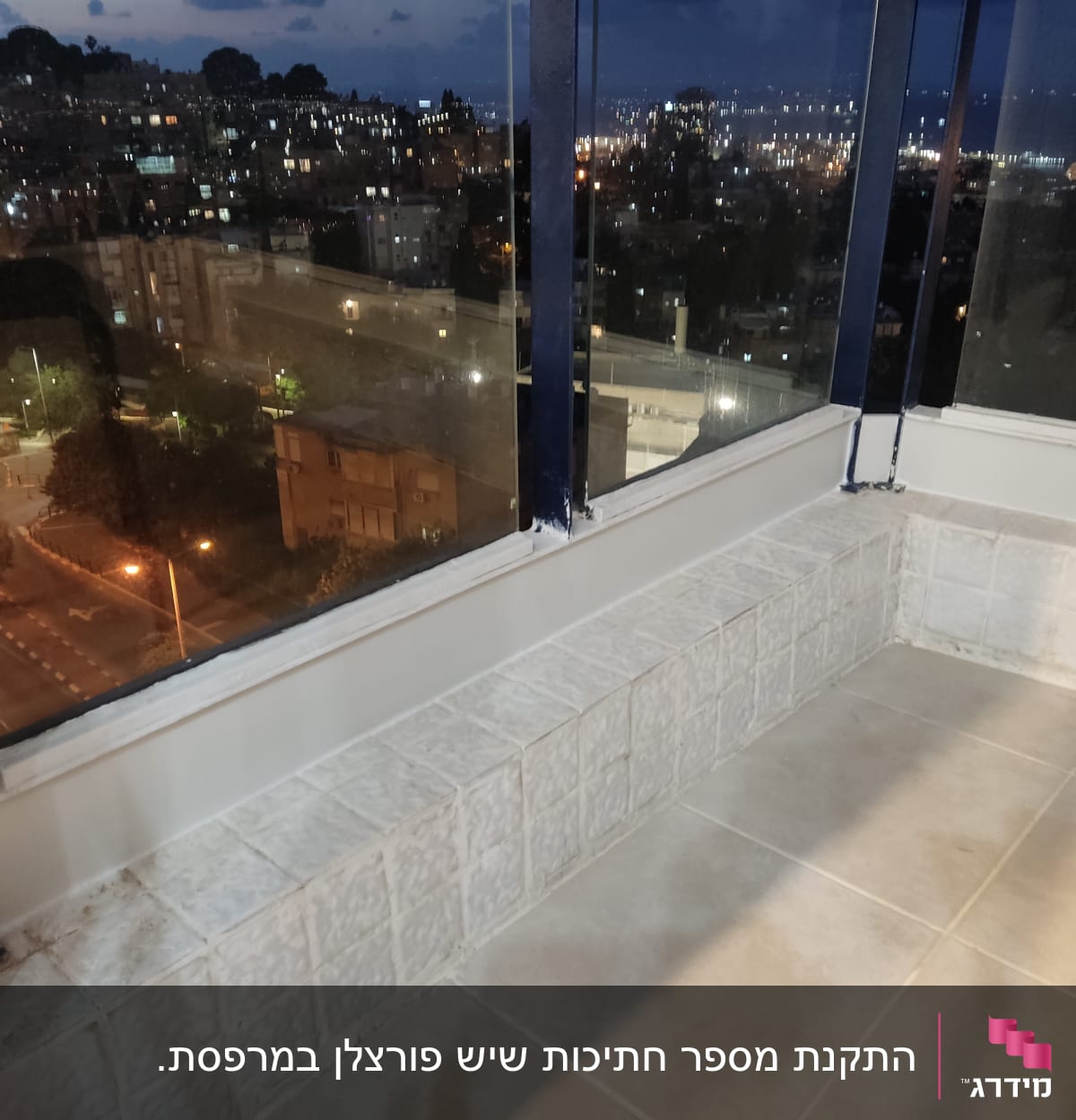 רצפת שיש עם אריחים מרובעים במרפסת סגורה